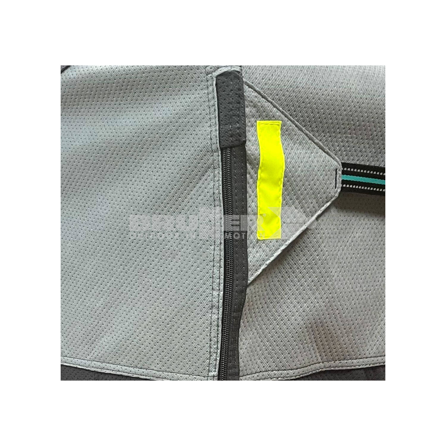 Zamek w pokrowcu Brunner Design 12M na przyczepę