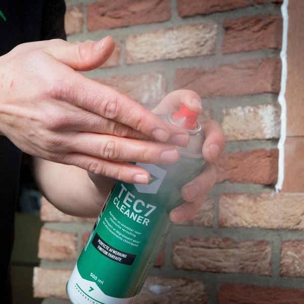 Removing adhesive residues with TEC7 Cleaner