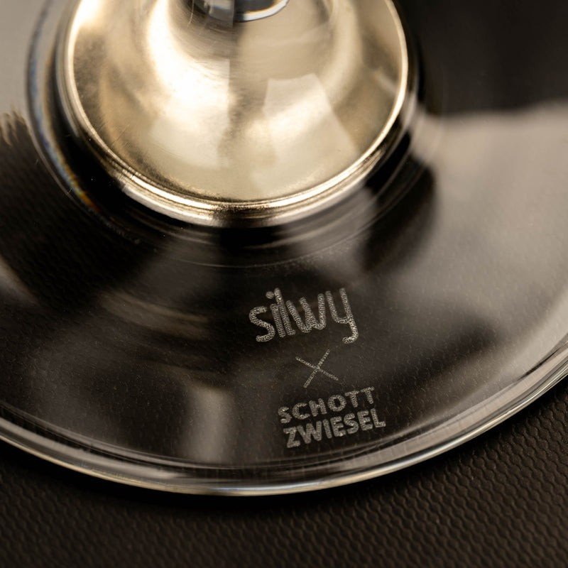 Base of a silwy glass with magnet